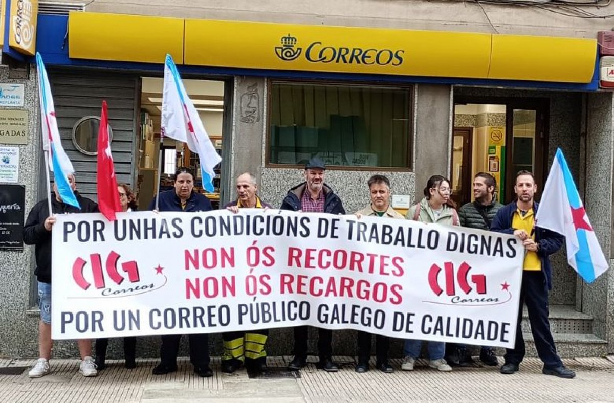 A falta de persoal de Correos en Cangas provoca a acumulación de 10.000 ...