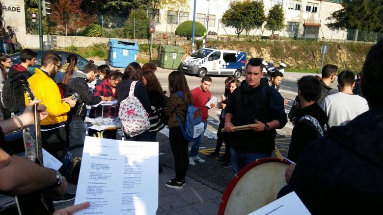 2016-10-20-ConcentracionLOMCE-Vigo-IESRicardoMella-02.jpg